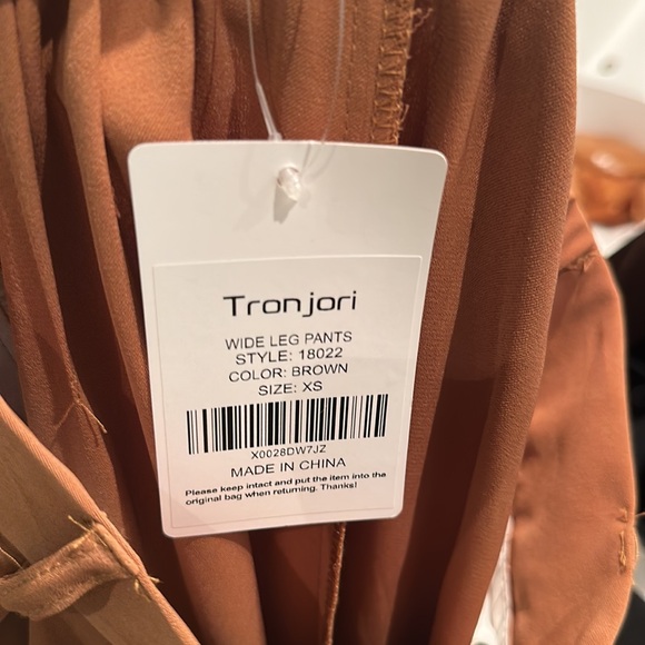 Wide leg pants perfect for short girlies! I’m 5’4 they are perfect length - Picture 3 of 3